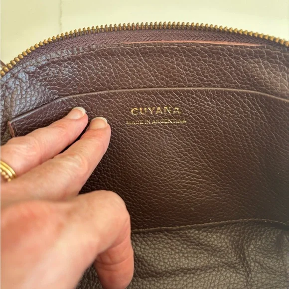 Cuyana Travel Case Pebbled Leather Crossbody in Chocolate Brown with dust cover - Picture 5 of 9